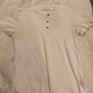 Banana Republic Men’s white 3-button t-shirt